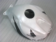 Charger l'image dans la galerie, Black and Pearl White Factory Style - CBR600RR 05-06 Fairing Kit